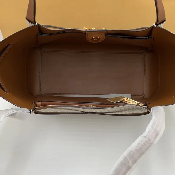 MICHAEL KORS 
Reed Large BELTED Logo Tote Bag VANILLA BROWN SIGNATURE COLOR - Picture 11 of 14